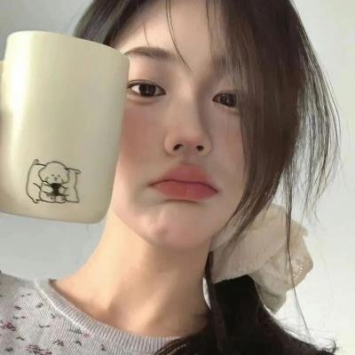 缓缓前行的老货轮